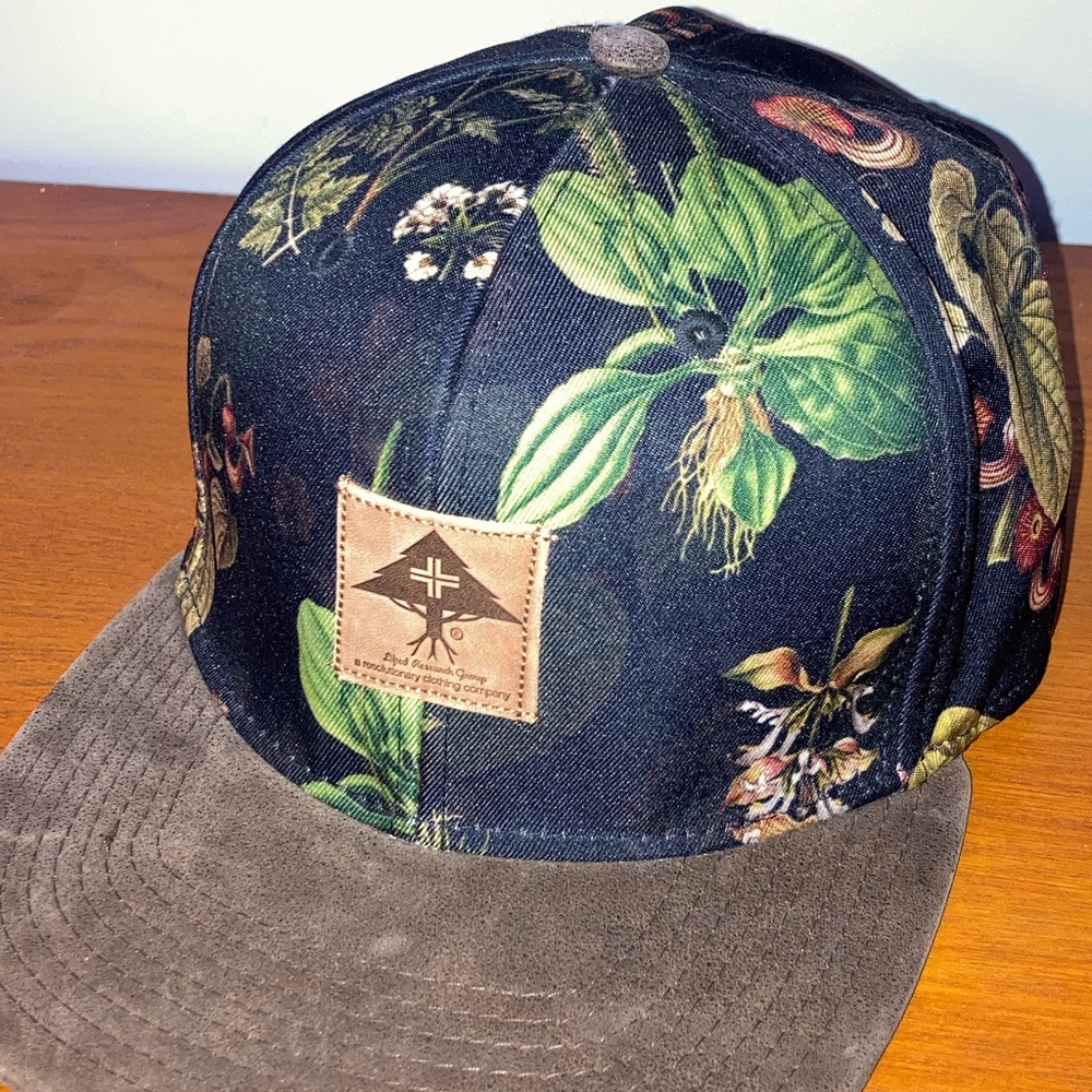 EXCLUSIVE Lrg Tropical Design Suede Brim Strap-back